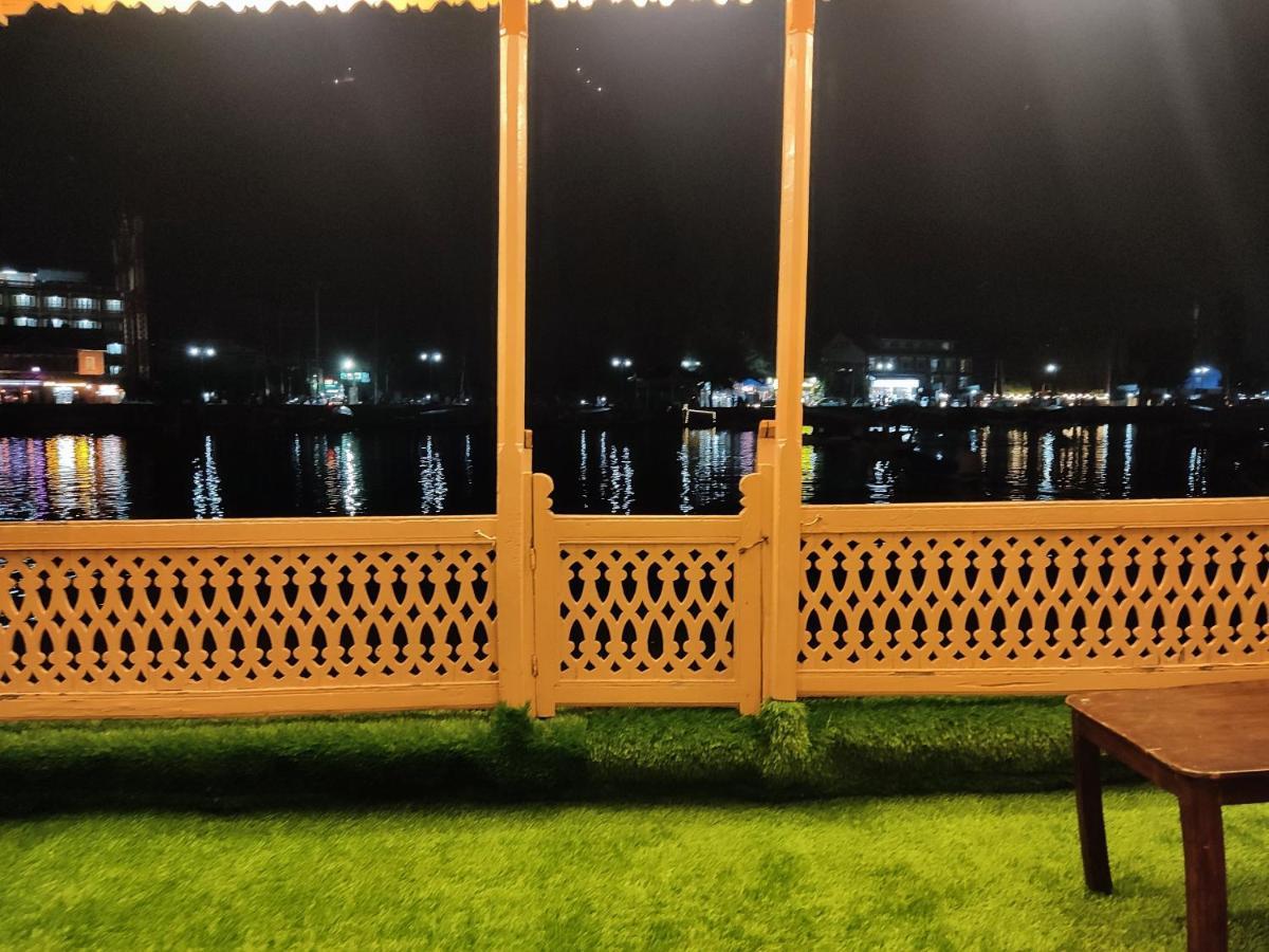 Houseboat Young Balmoral Castle Srinagar  Bagian luar foto
