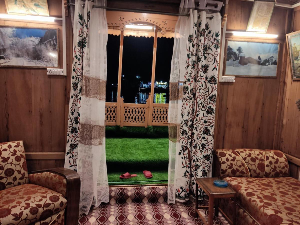 Houseboat Young Balmoral Castle Srinagar  Bagian luar foto
