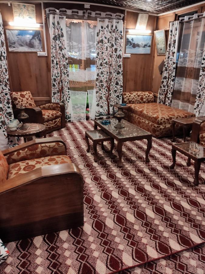 Houseboat Young Balmoral Castle Srinagar  Bagian luar foto