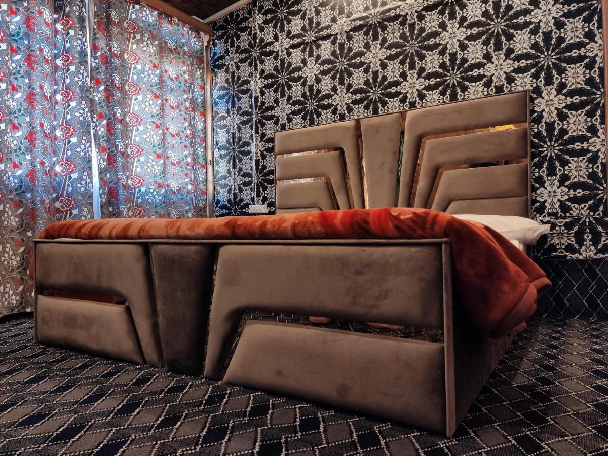 Houseboat Young Balmoral Castle Srinagar  Bagian luar foto