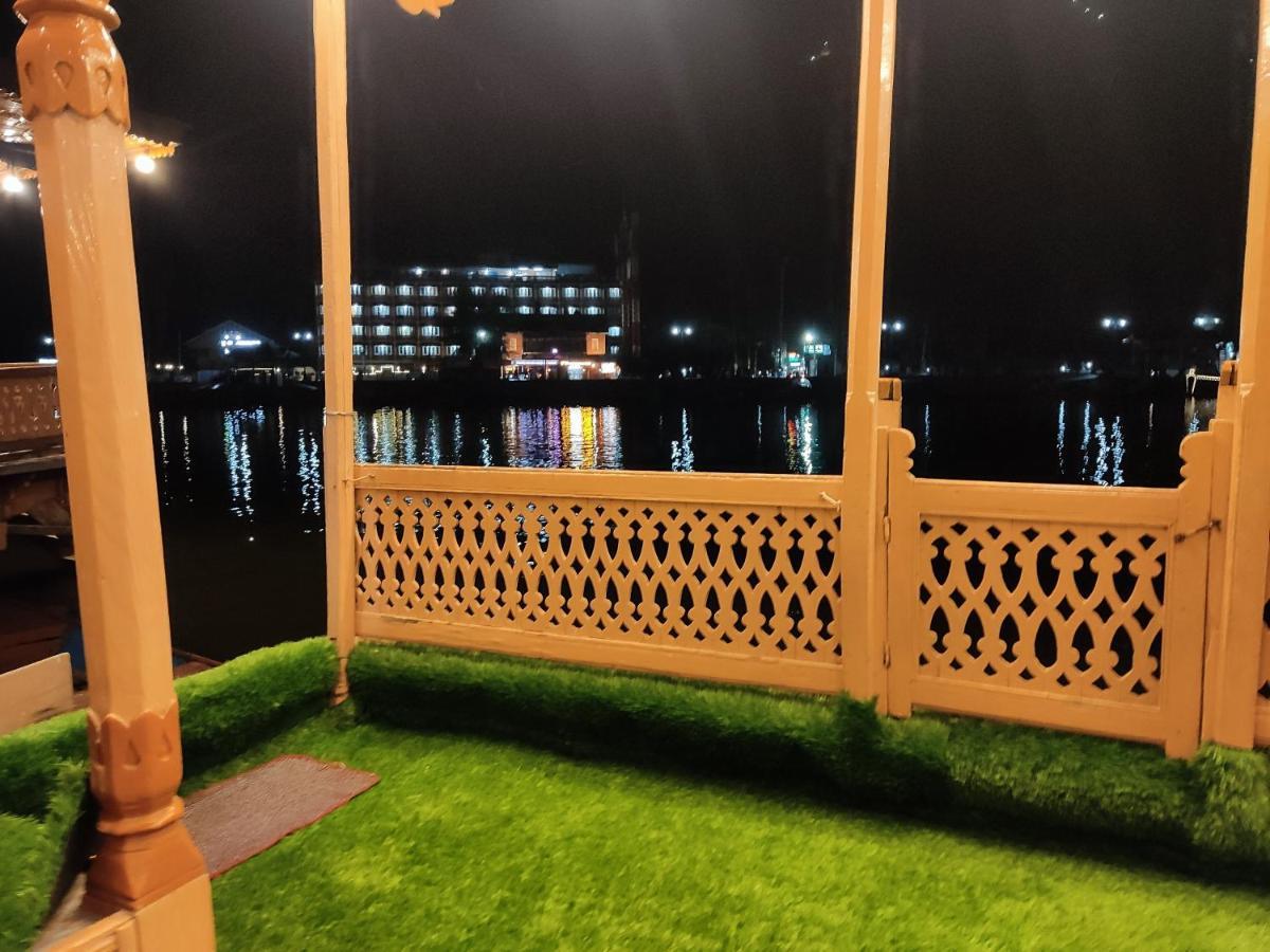 Houseboat Young Balmoral Castle Srinagar  Bagian luar foto