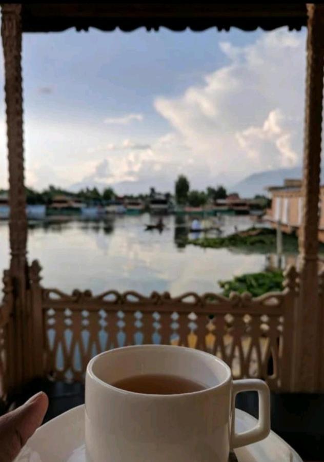 Houseboat Young Balmoral Castle Srinagar  Bagian luar foto