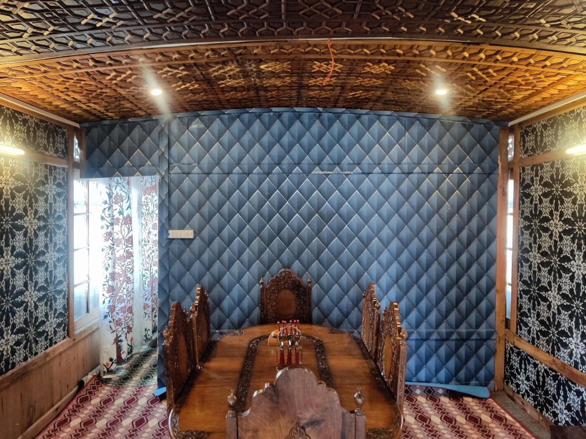 Houseboat Young Balmoral Castle Srinagar  Bagian luar foto