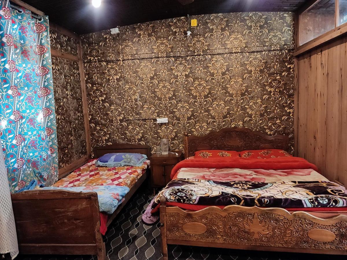 Houseboat Young Balmoral Castle Srinagar  Bagian luar foto