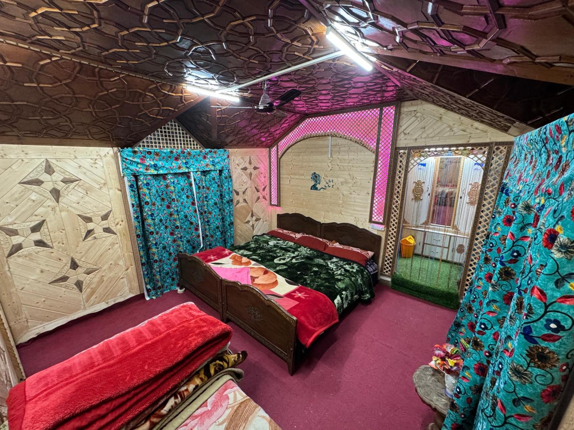 Houseboat Young Balmoral Castle Srinagar  Bagian luar foto