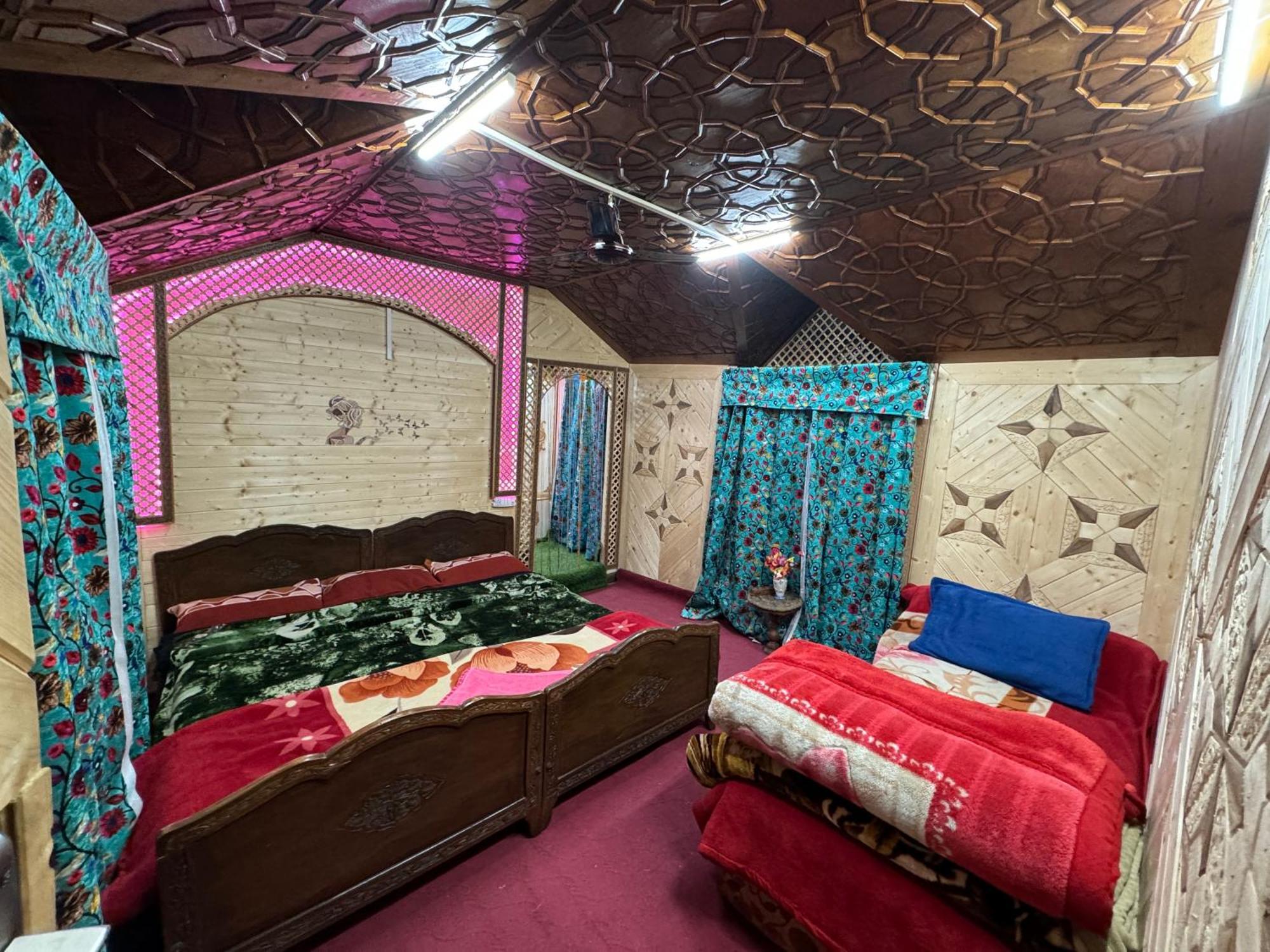 Houseboat Young Balmoral Castle Srinagar  Bagian luar foto