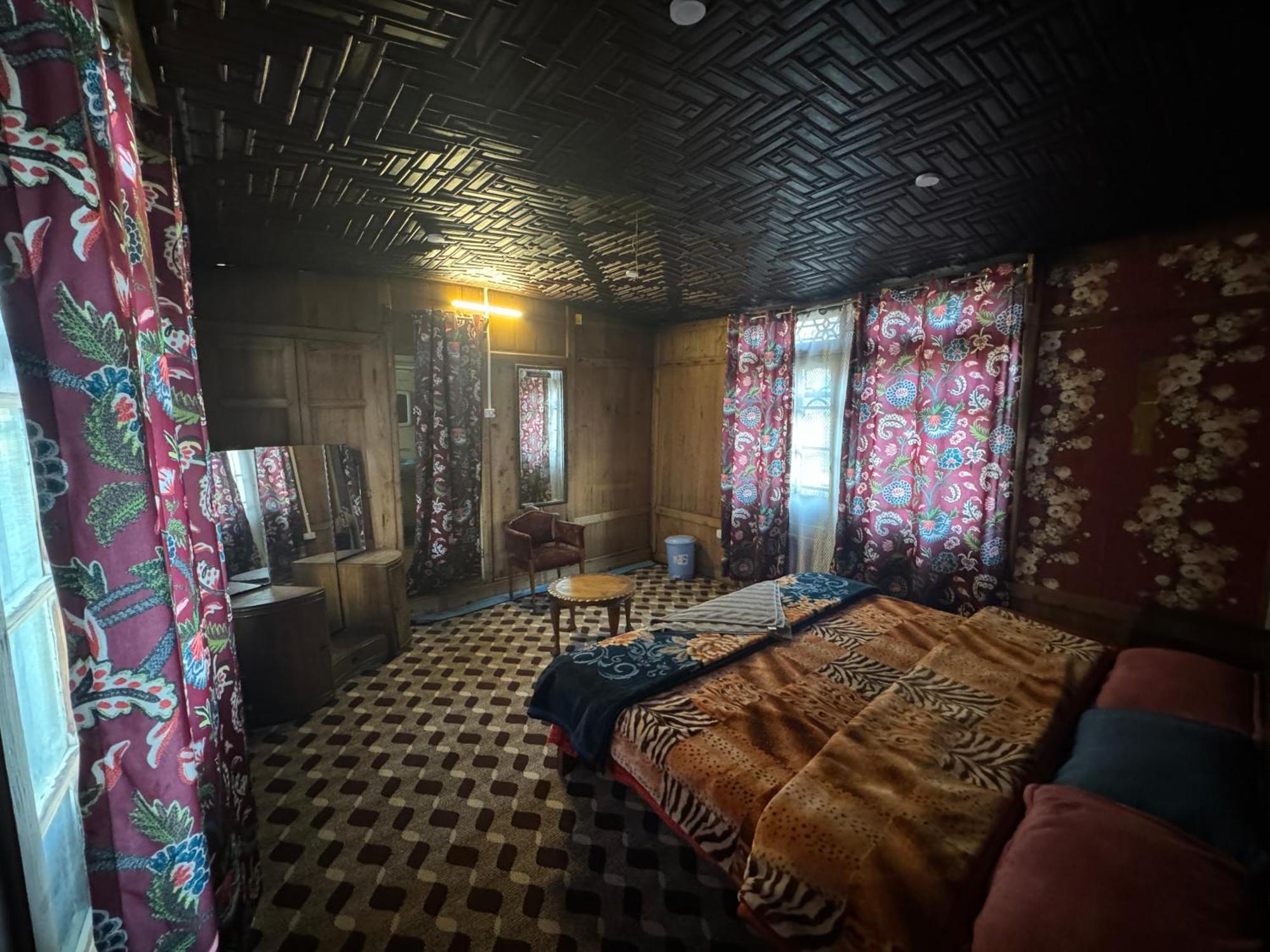 Houseboat Young Balmoral Castle Srinagar  Bagian luar foto