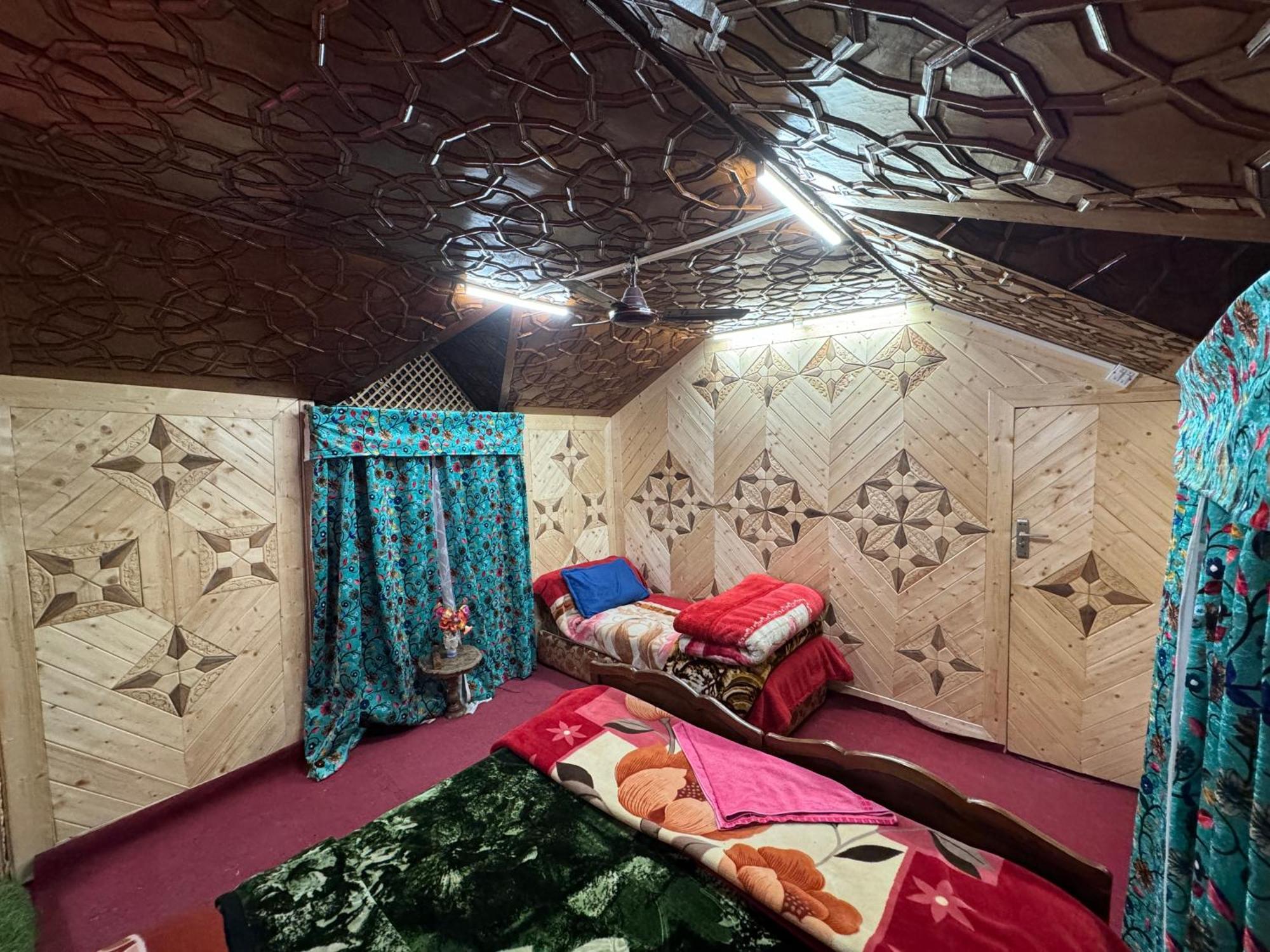 Houseboat Young Balmoral Castle Srinagar  Bagian luar foto