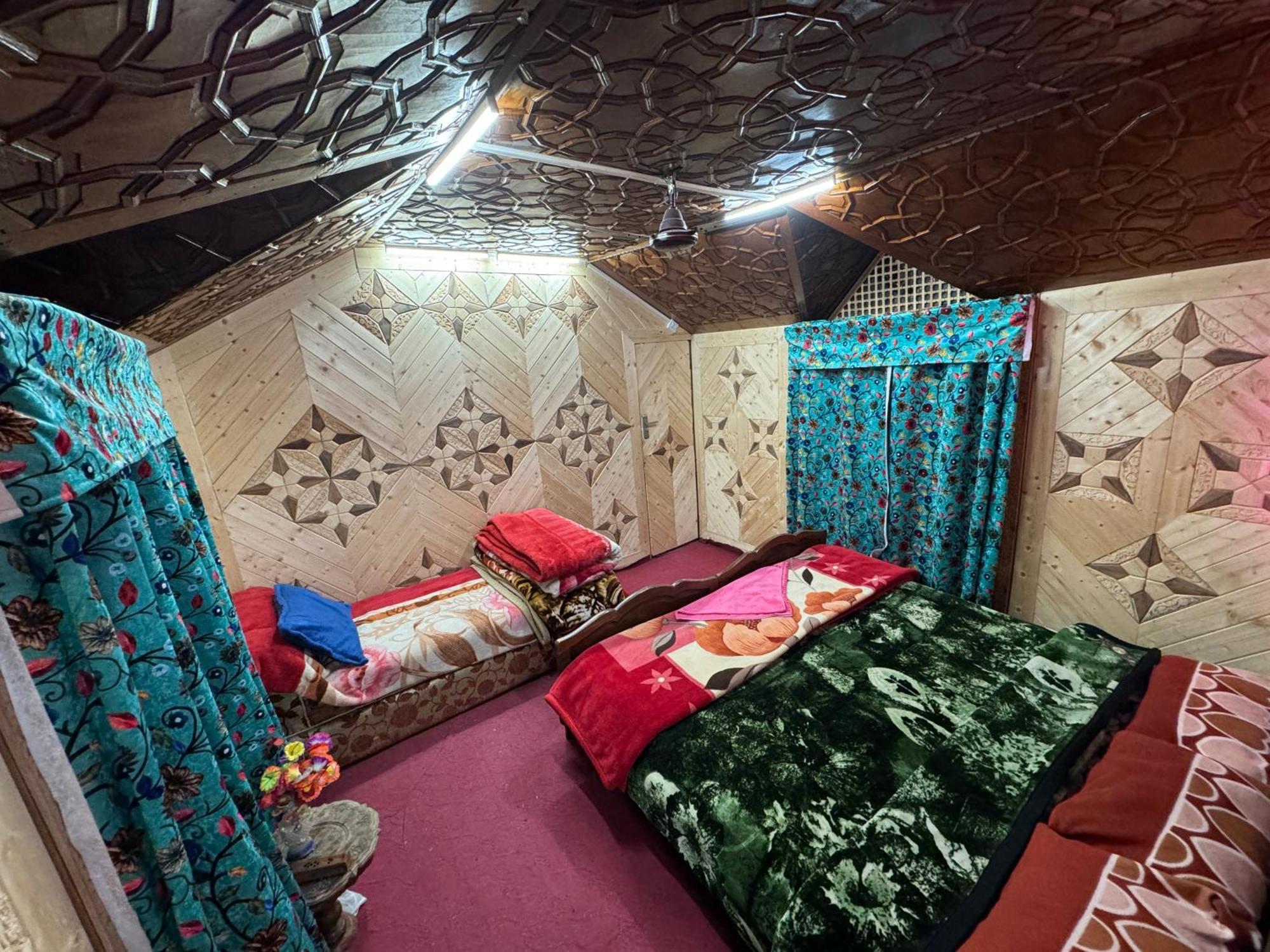 Houseboat Young Balmoral Castle Srinagar  Bagian luar foto