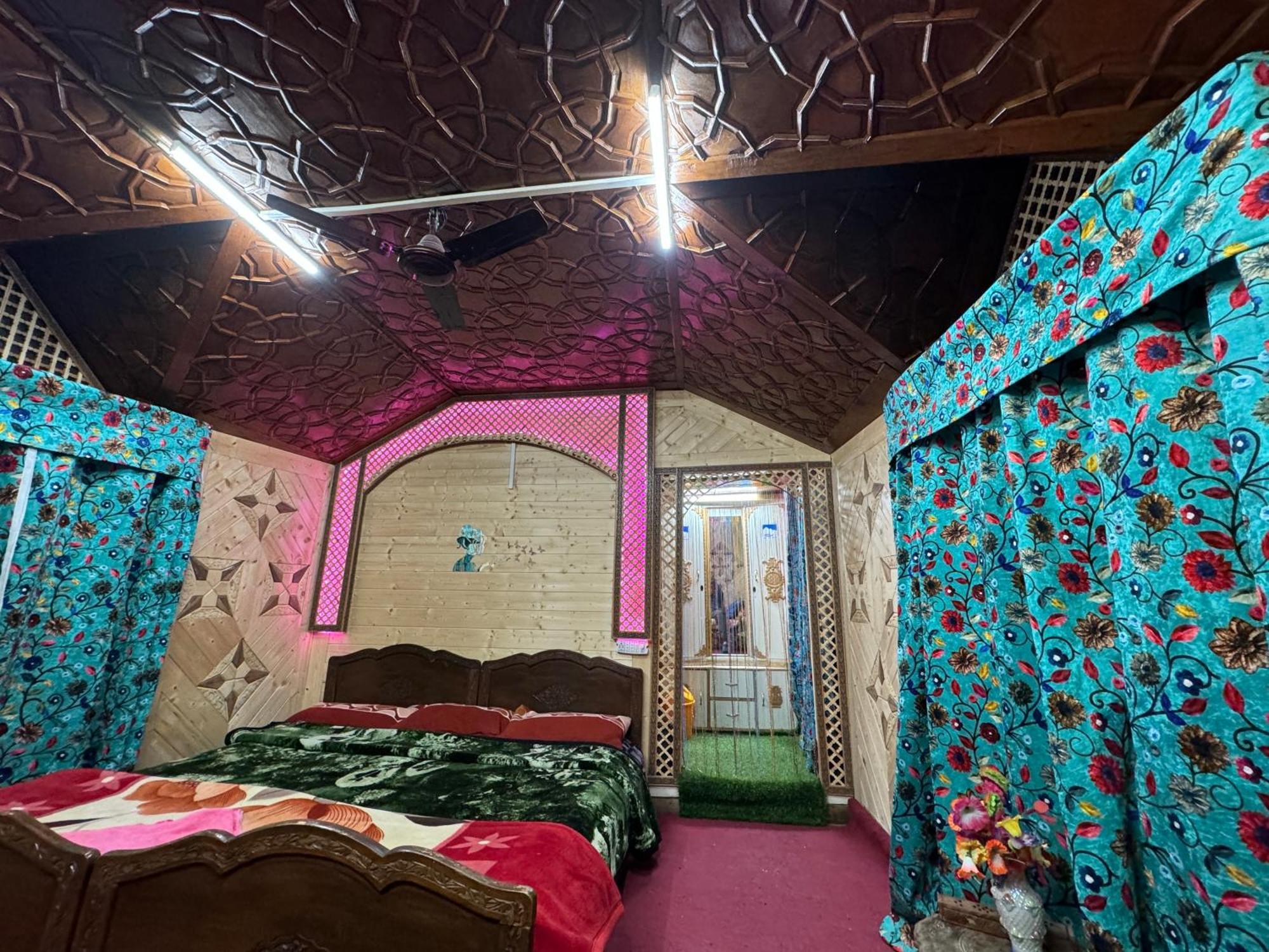 Houseboat Young Balmoral Castle Srinagar  Bagian luar foto