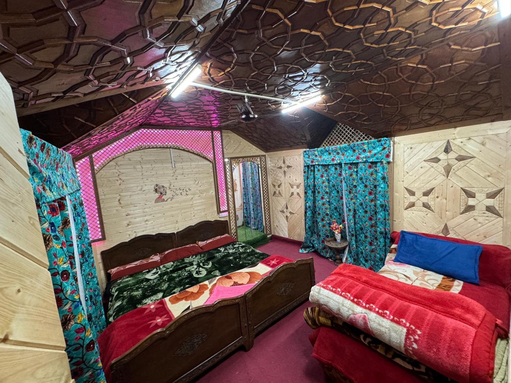 Houseboat Young Balmoral Castle Srinagar  Bagian luar foto