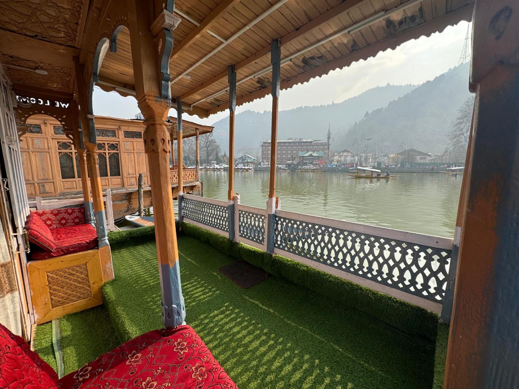Houseboat Young Balmoral Castle Srinagar  Bagian luar foto