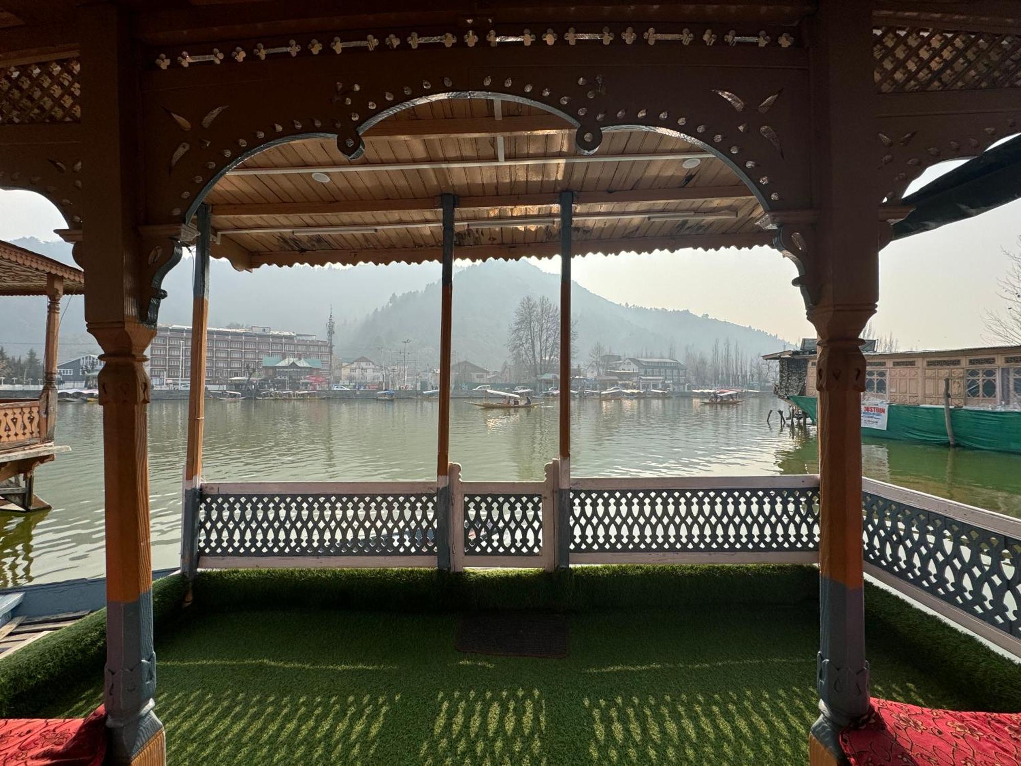 Houseboat Young Balmoral Castle Srinagar  Bagian luar foto